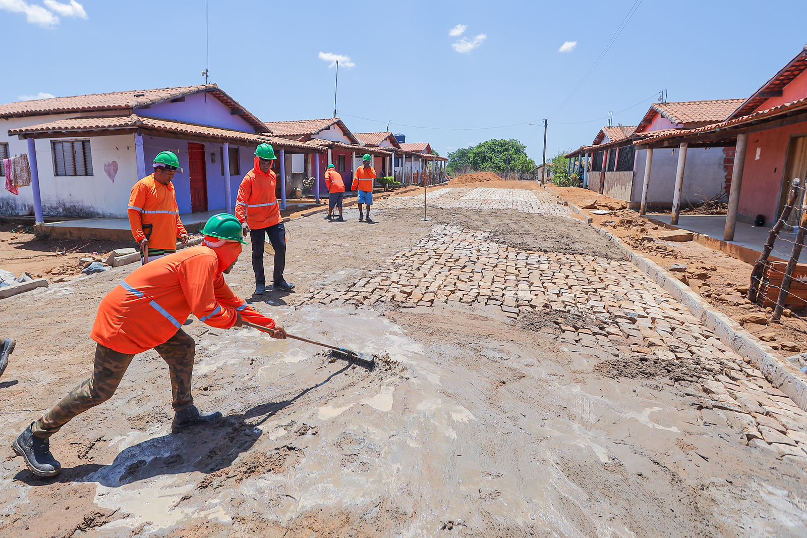 Rafael Fonteles entrega calçamento e títulos de terra em São João da