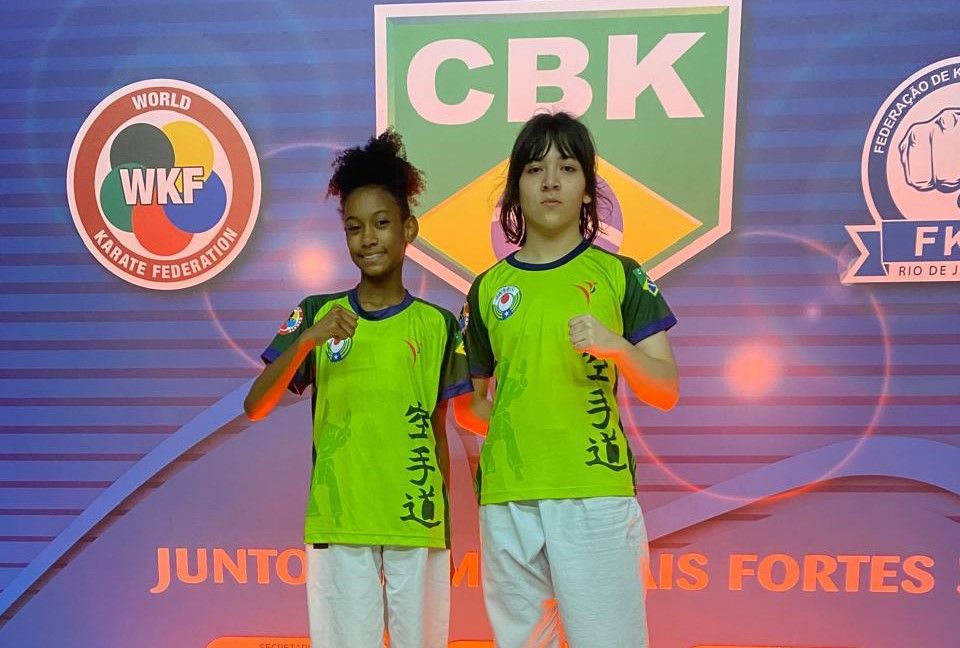 Ana Laura e amanda karatê.jpeg