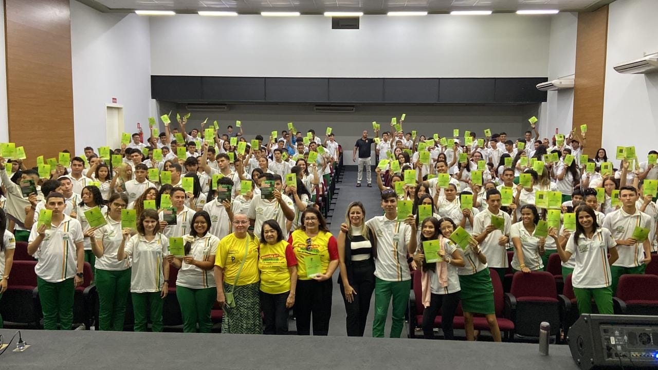 Detran Piauí com estudantes em Piracuruca.