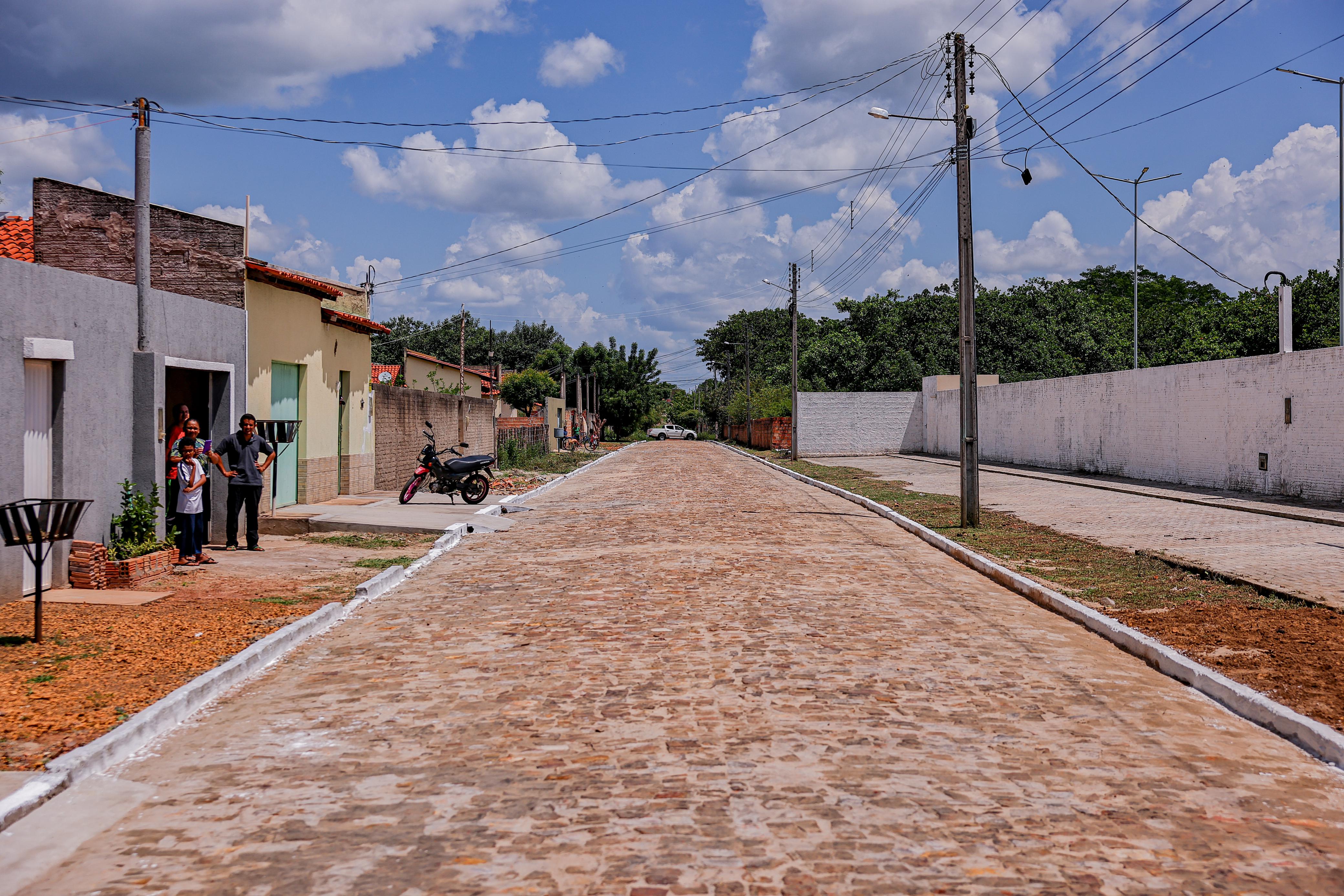 Governador entrega calçamento e visita futura escola de artesanato em Piracuruca 1.jpeg