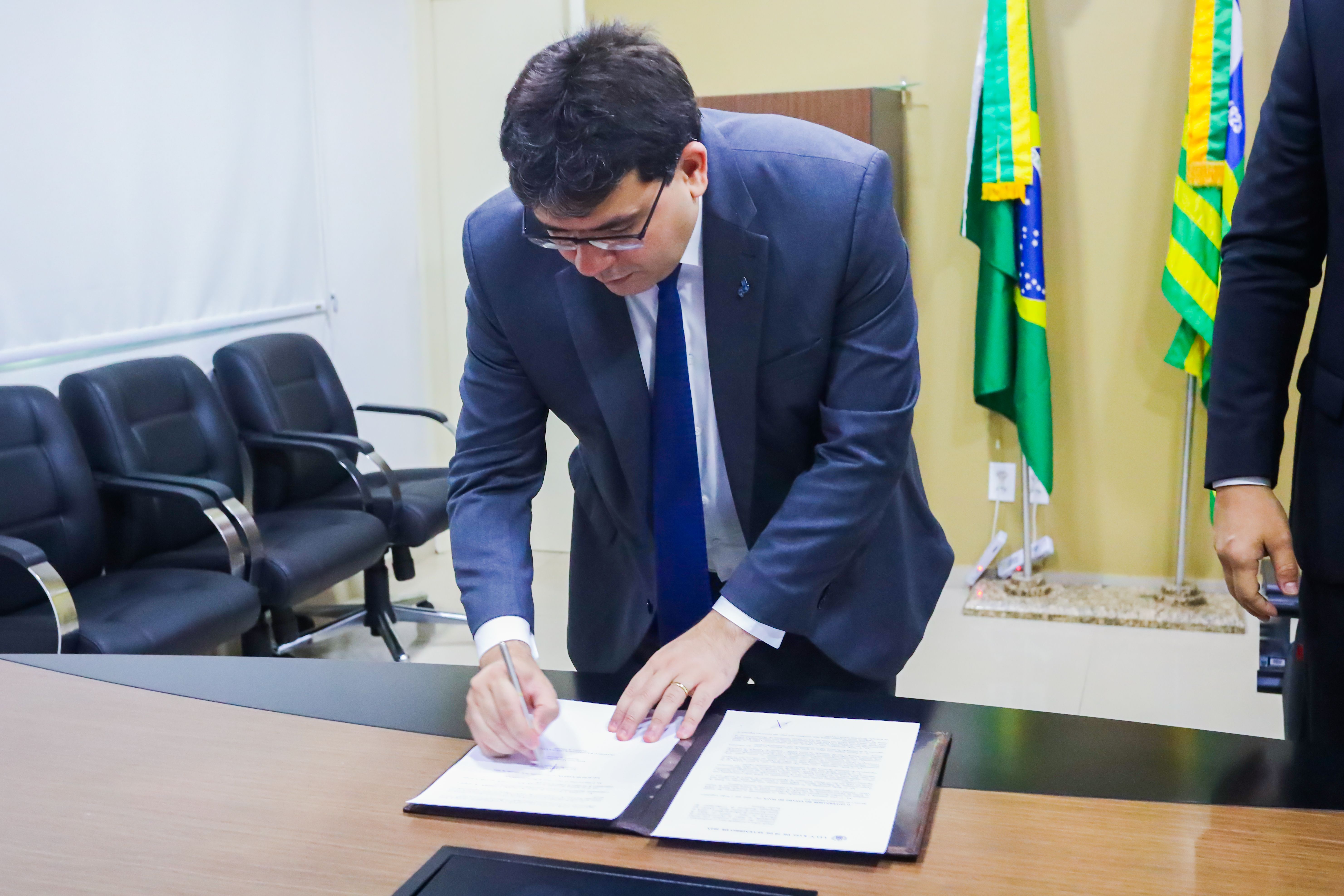 Governador sanciona lei que premia em dinheiro servidores e alunos das  escolas públicas com melhor desempenho - Governo do Piauí